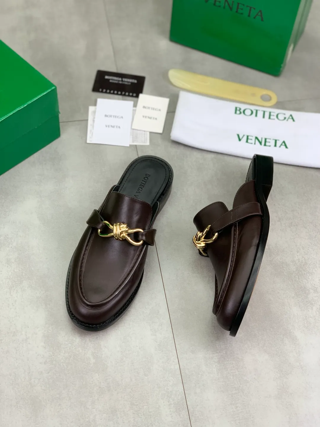 Men's shoes 💰P800 [New model] (genuine leather outsole) water-dyed cow lining 💰High-quality business couple half-slip leather shoes 💎💎💎 BOTTEGA VENETA official website synchronizes the latest top version of BV in the market, accepts material comparison, shoe type comparison, process comparison, practical and textured, versatile and suitable for any occasion, the more you look at it, the more flavorful it becomes. Purely hand-knitted craftsmanship - Upper material, calfskin imported from Italy 🇮🇹 - High-quality water-dyed cowhide lining - Original private model customized leather outsole -Size: Female 35-39 (40 ordered) Male 39-44 (38 45 can be customized) Color: Multiple colors available
